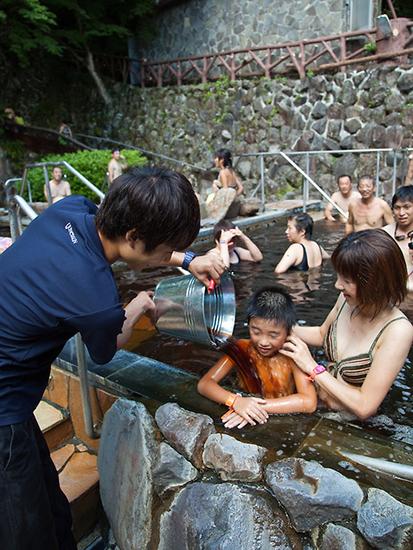 泡咖啡温泉 秀曼妙身姿